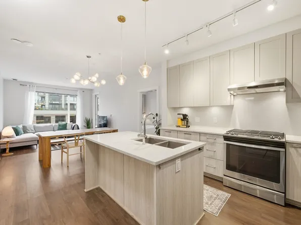 123 W 1st St #304, North Vancouver, BC V7M 0E5