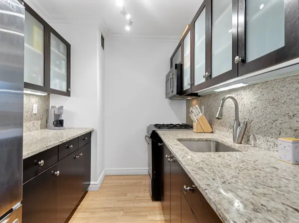 212 East 47th Street 19D image 3 of 7