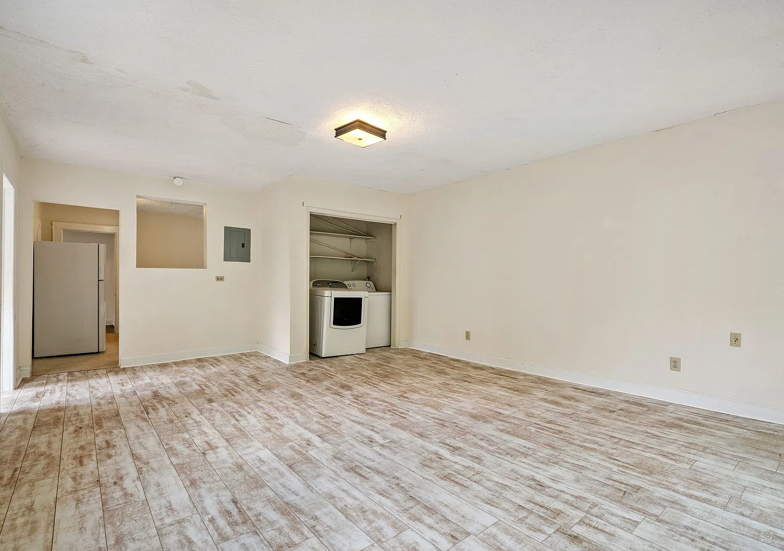 Charming 2 Bedroom 1 Bath Home With Home Office and Massive Fenced in Yard!! — Photo 4