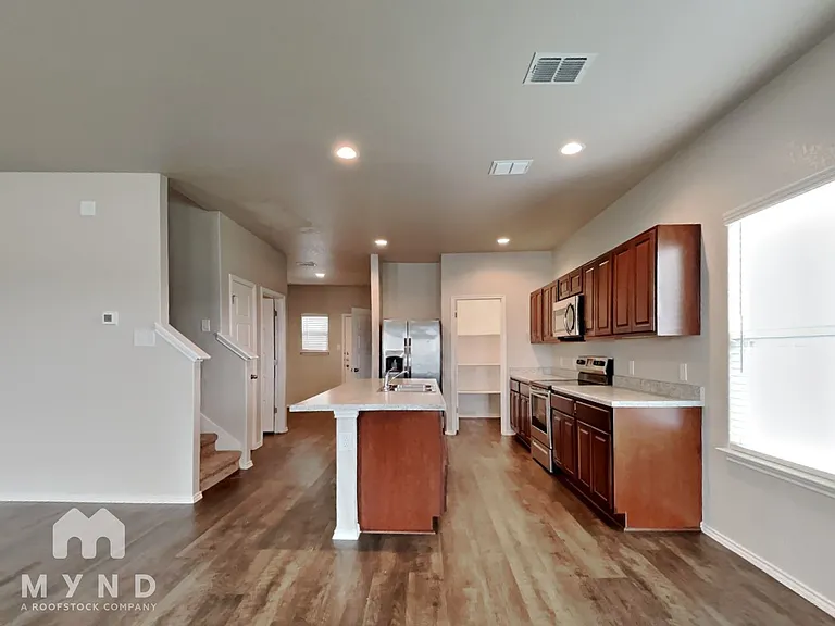 211 Stevens Smt — Photo 3