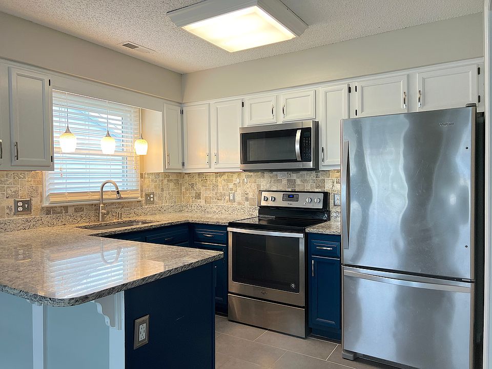 Kitchen w/SS appliances, granite counter tops and under cabinet LED lighting