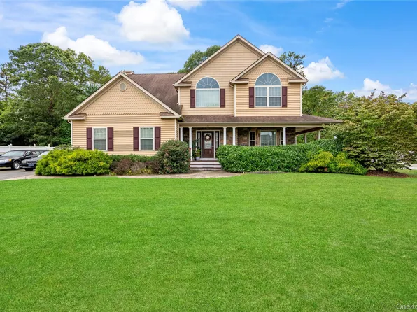 22 Southview Circle, Lake Grove, NY 11755