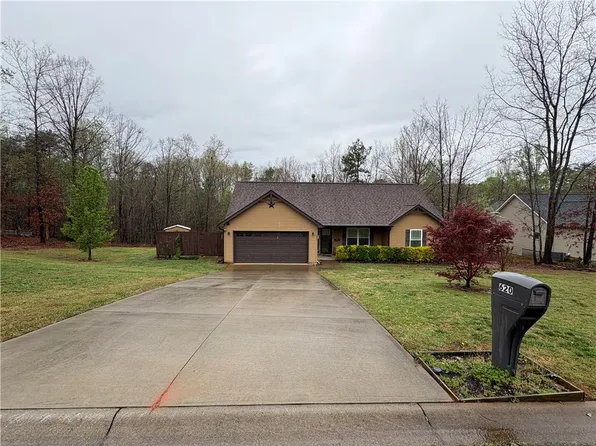 620 Revolutionary Dr, West Union, SC 29696