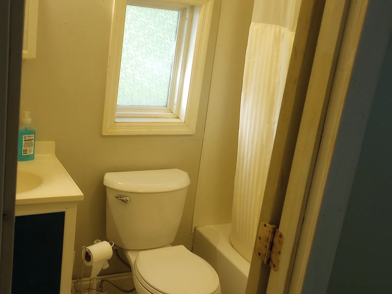 3 bed, 1.5 bath, 888 sqft, $1,400 — Photo 3