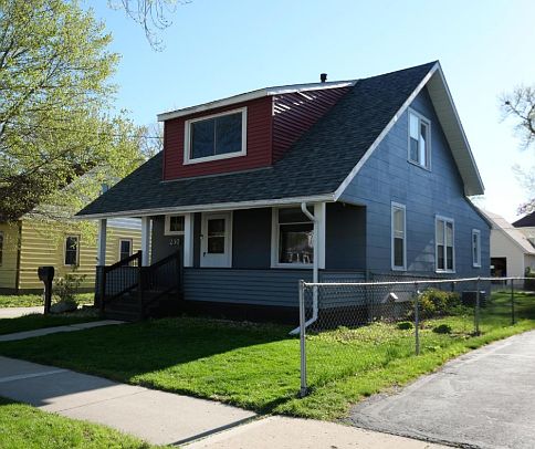 2nd image of 230 10th Ave NE