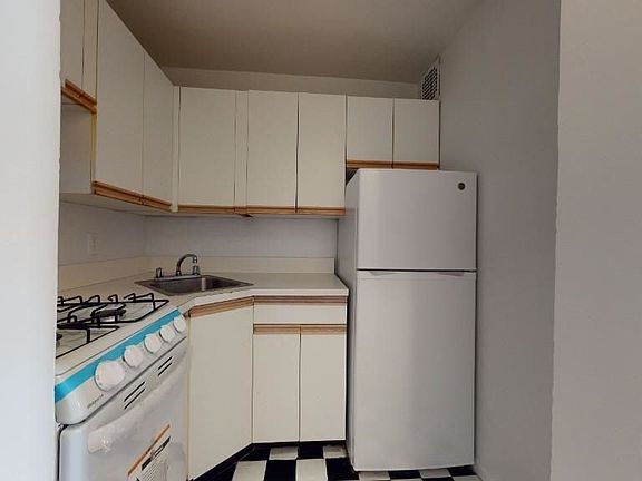 3rd image of 324 E 83rd St #10A