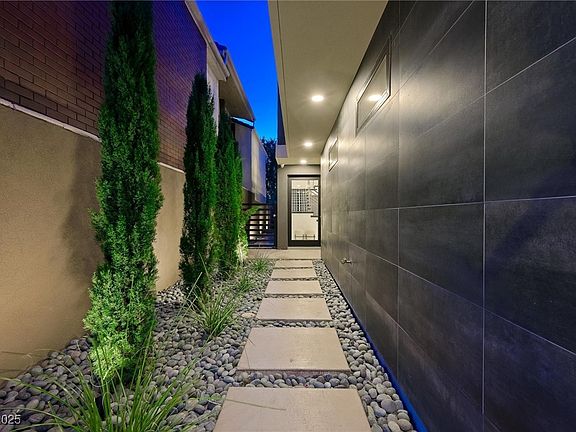 2nd image of 2819 Queens Courtyard Dr