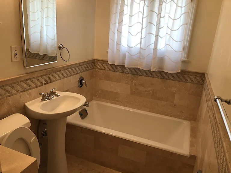 264 S Reeves Dr — Photo 9