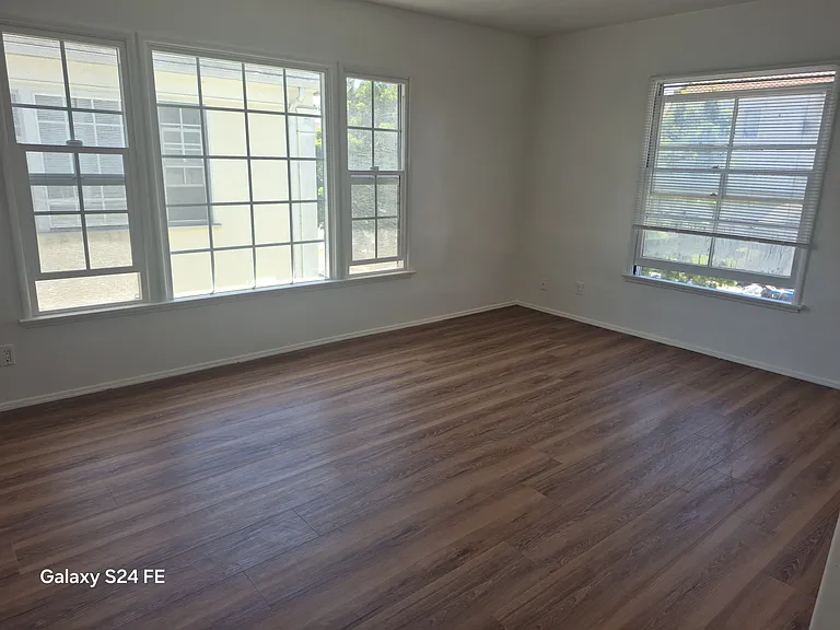 136 N Mariposa Ave #1 — Photo 2