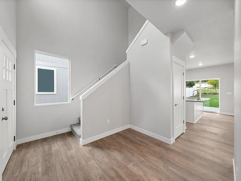 622 W 6th St — Photo 13