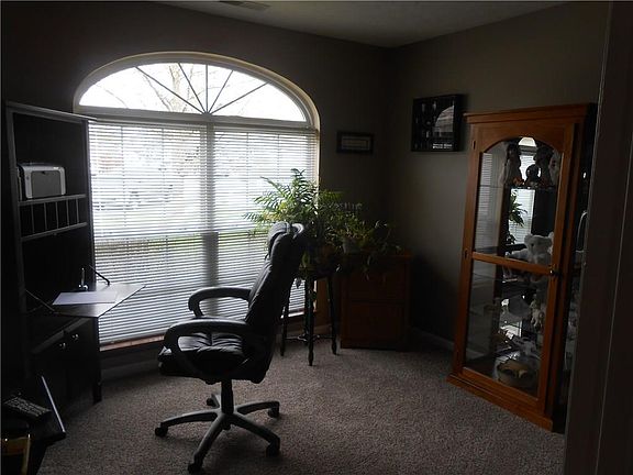 5th image of 129 E Meadow Glen Dr