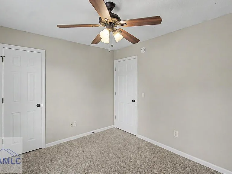 401 E Banks St — Photo 12