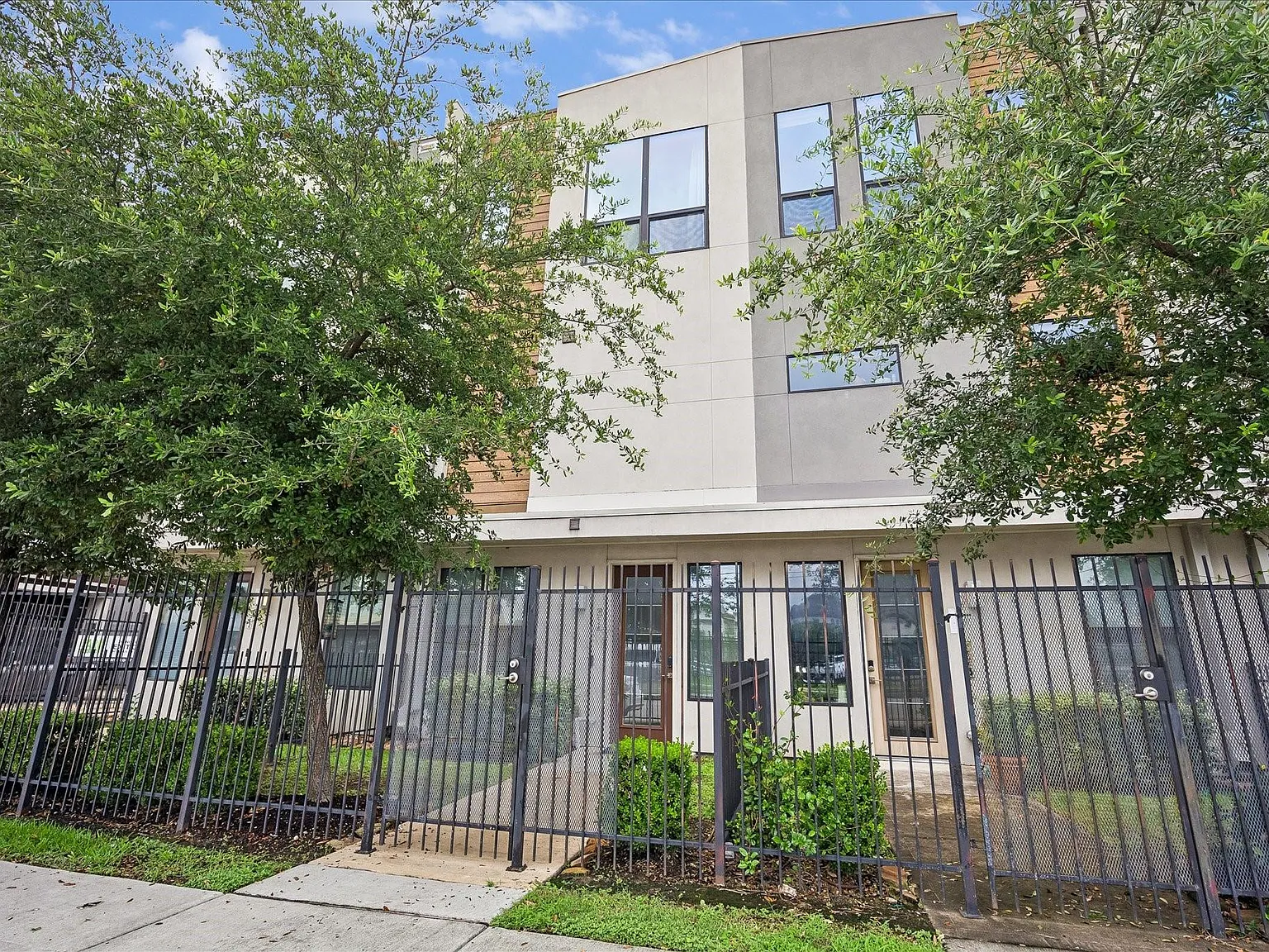3 bed, 3.5 bath, 1347 sqft, $2,400 — Photo 1