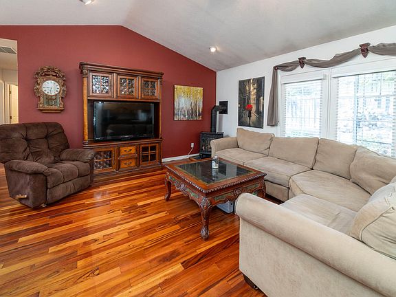 4th image of 2987 NE Oakley Ct