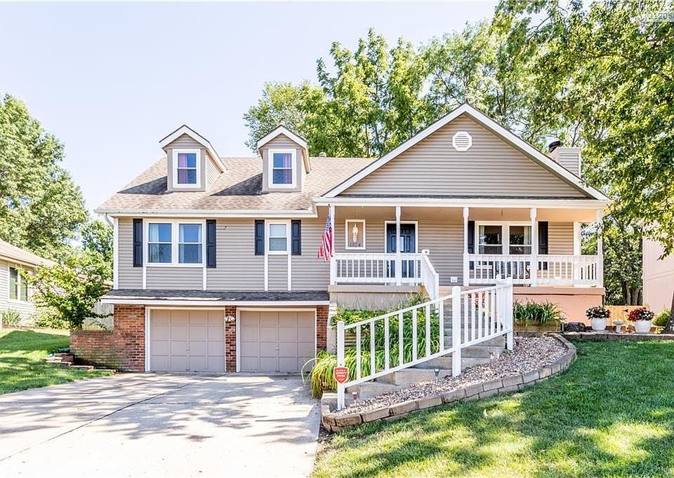 1st image of 1104 NW Heatherwood Dr