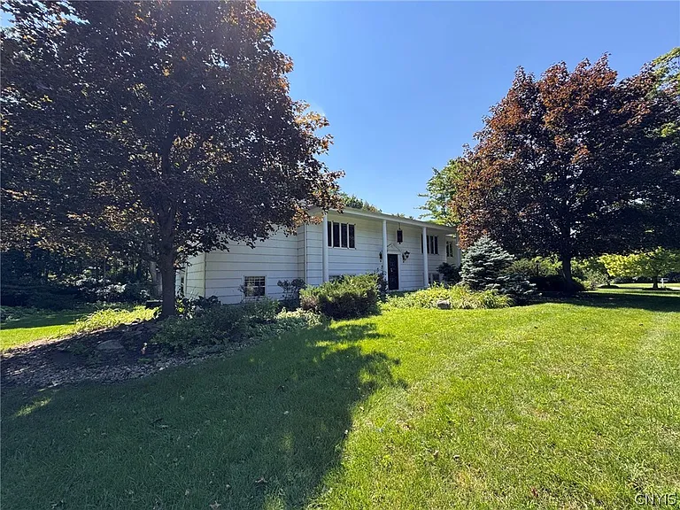 112 Old Farm Rd — Photo 2
