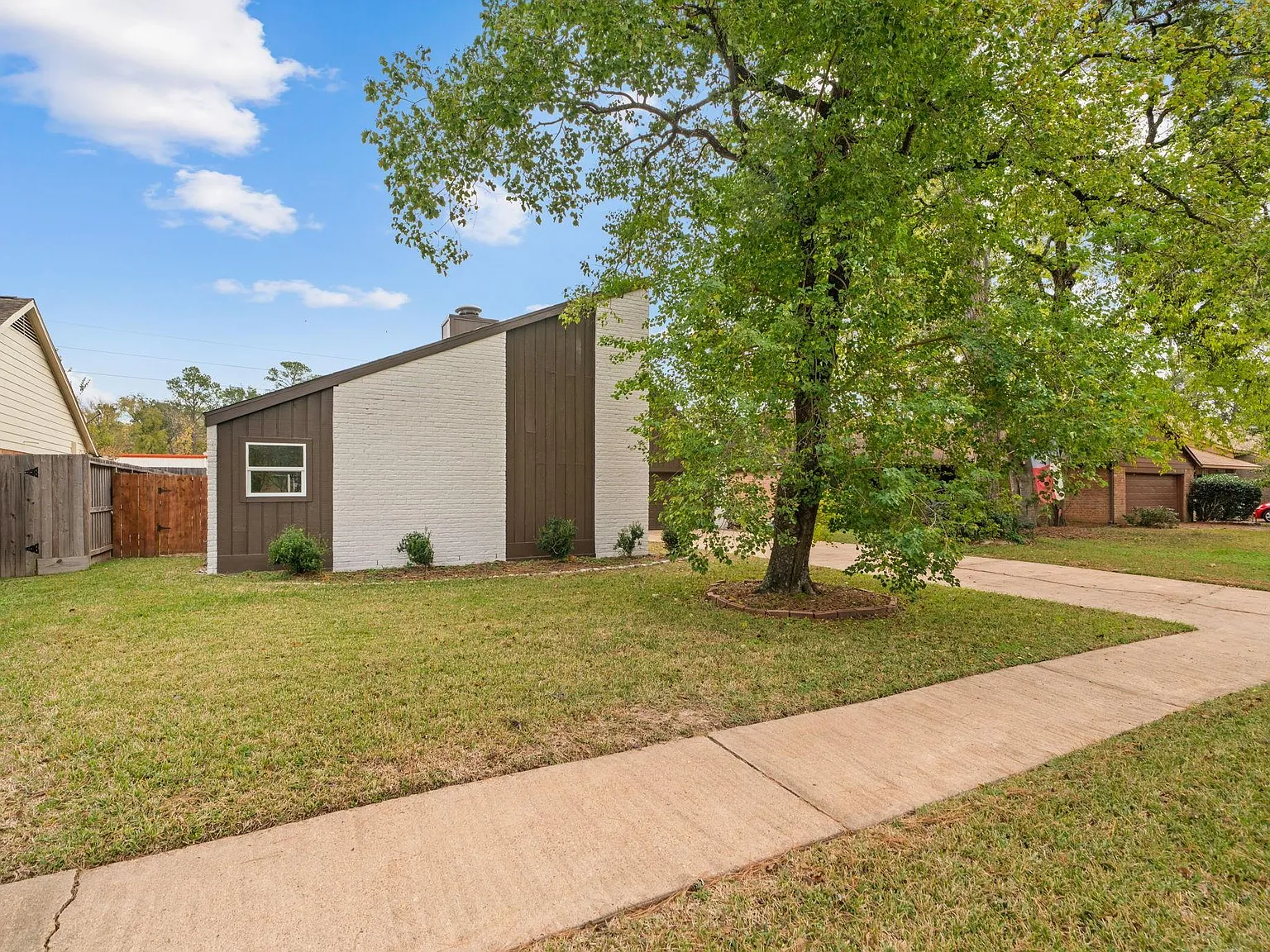 3 bed, 2.0 bath, 1811 sqft, $2,200 — Photo 3