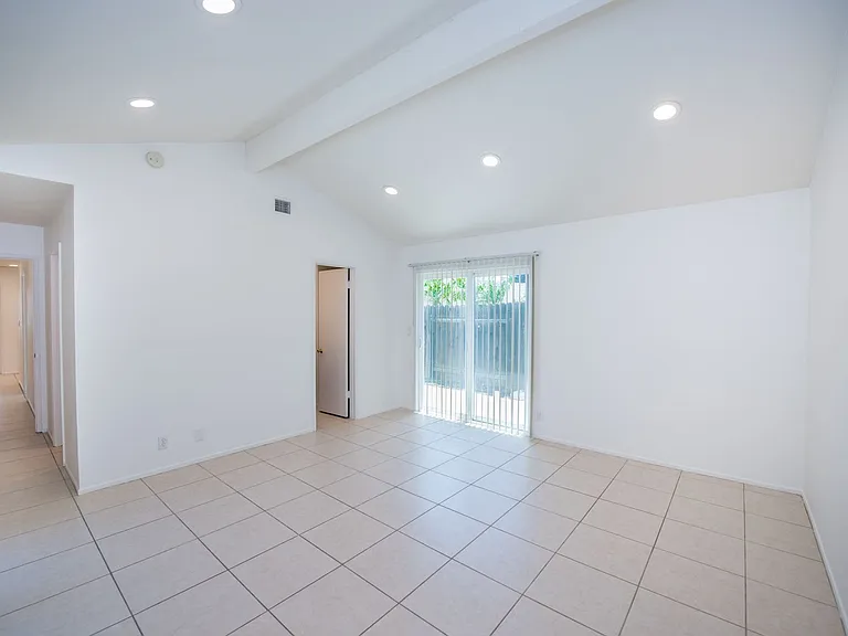 4395 Avenida De Las Flores — Photo 25