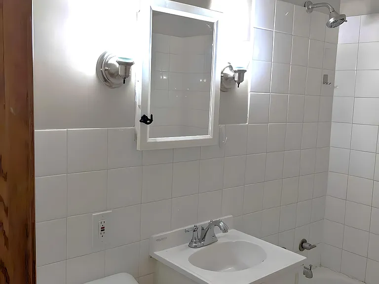 Trailway Apartments — Photo 21