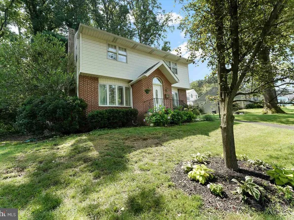 207 Cowbell Rd, Willow Grove, PA 19090