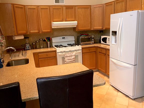 Open Kitchen w/Breakfast Bar