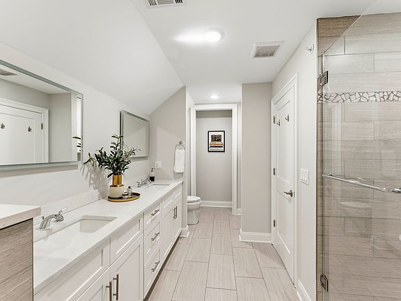 4th image of 19 Riverbend Ct