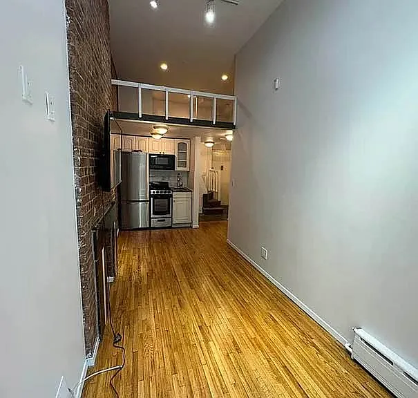 370 W 46th St #R — Photo 11