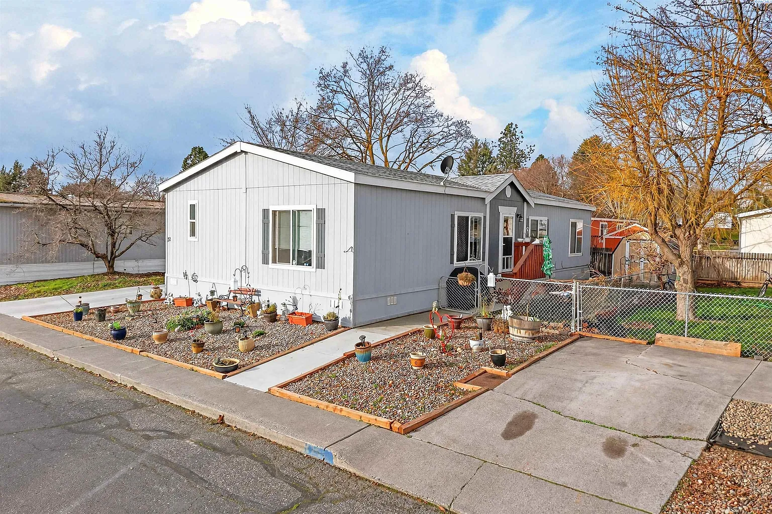 31 Mercury Dr photo 1
