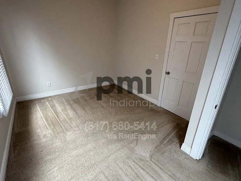 233 N East St — Photo 37