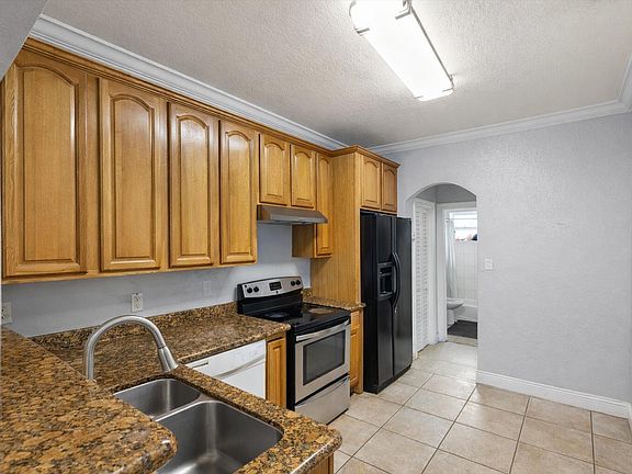 3rd image of 1328 Laird St
