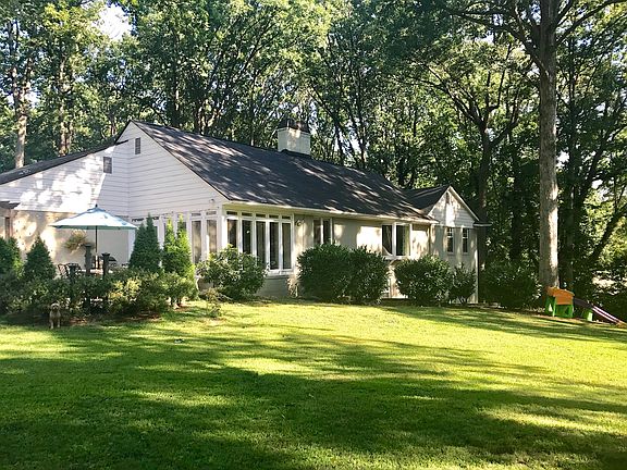 3rd image of 209 Bridgewater Dr
