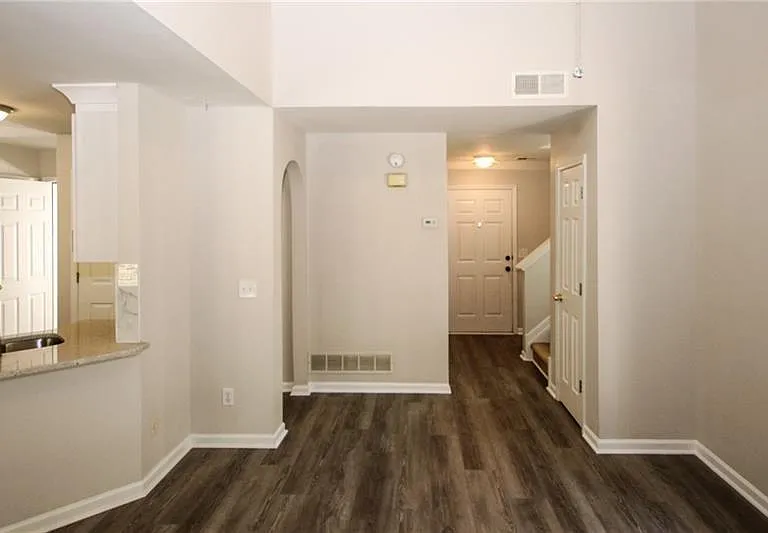 121 Stoneforest Dr — Photo 9