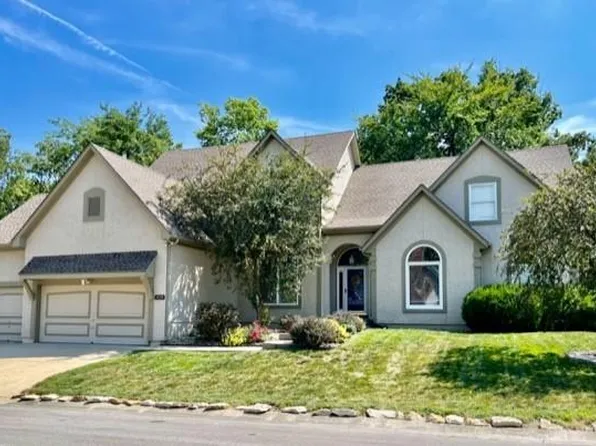 10309 Granada Ln, Overland Park, KS 66207