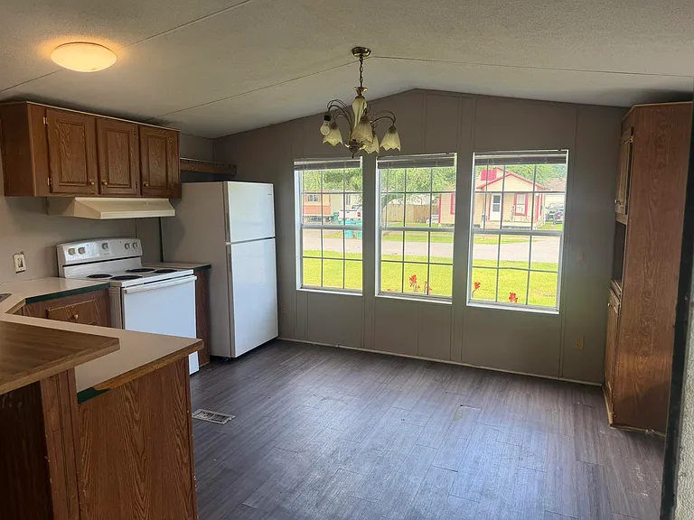 316 N Crocker St — Photo 2