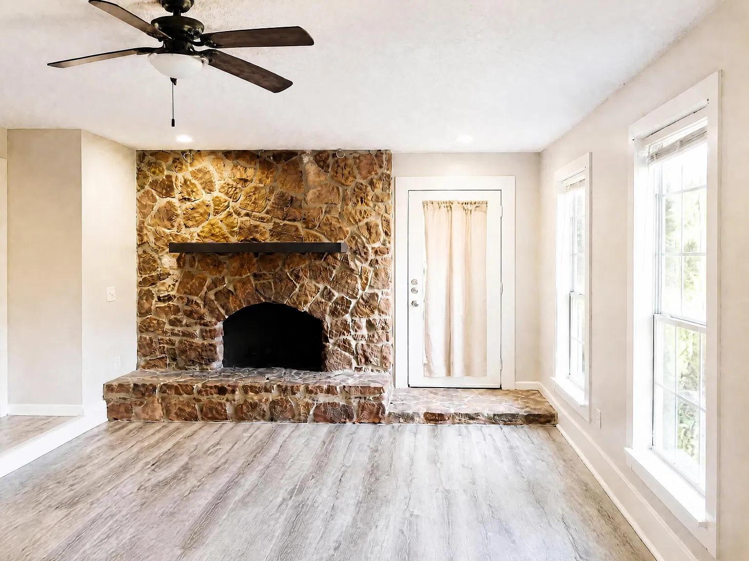 4 bed, 2.5 bath, $2,000 — Photo 2