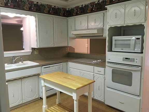 4th image of 221 Pecan Meadows Dr