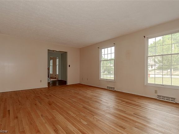 3rd image of 2218 Croydon Rd
