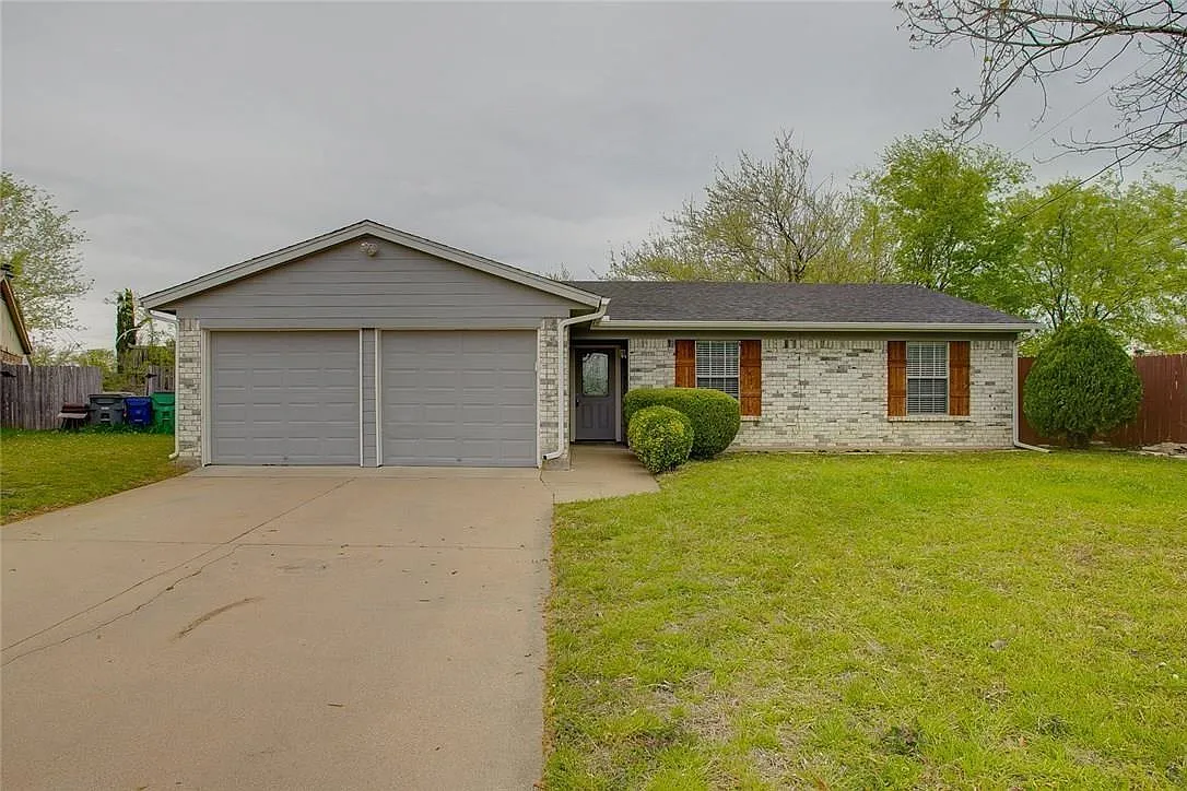 3 bed, 1.5 bath, 1001 sqft, $1,995 — Photo 1