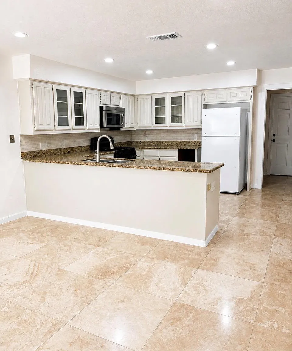 4 bed, 2.5 bath, 2698 sqft, $2,350 — Photo 2