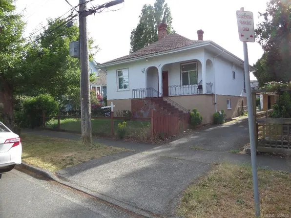 1606 Bank St, Victoria, BC V8R 4V4