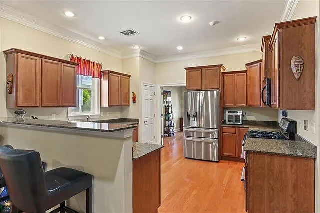 3 bed, 2.0 bath, 1868 sqft, $2,300 — Photo 3