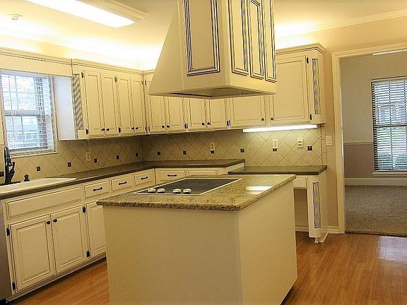 5th image of 7001 Forest Oak Dr