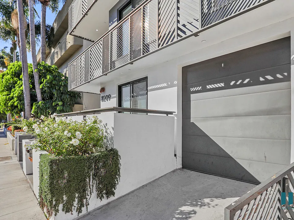 Private Garage with Select Units