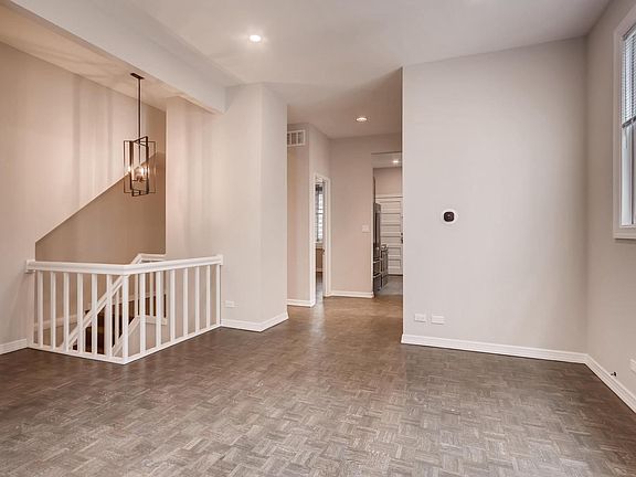 4th image of 3043 N Kenmore Ave APT 1R