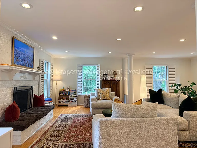 1208 Nottingham Dr — Photo 4