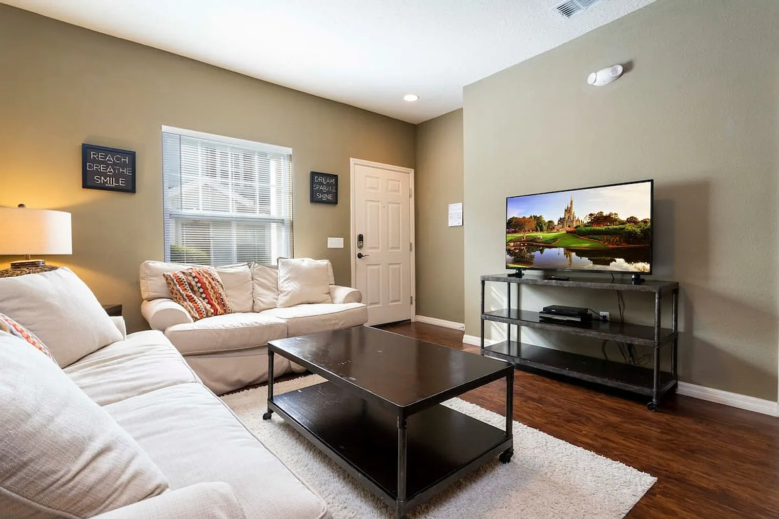 3 bed, 2.0 bath, 1323 sqft, $2,864 — Photo 1