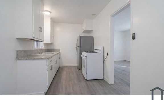 2nd image of 1125 1/2 W 111th St