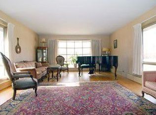 325 Old Sutton Rd, Barrington, IL 60010