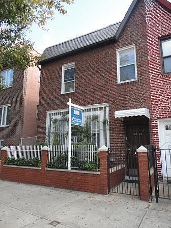 2nd image of 3453 Crescent St