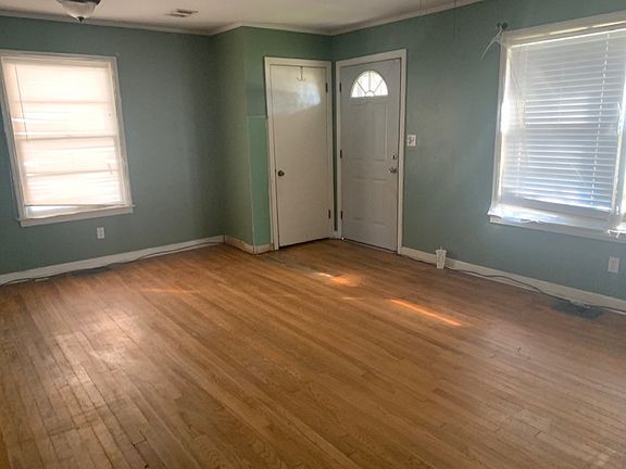 3rd image of 1020 W Hardin St